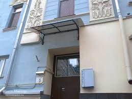 Навес из металлопрофиля над дверью или крыльцом - надежная и эстетичная конструкция