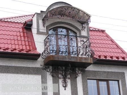 Кованый козырек на балкон частного дома