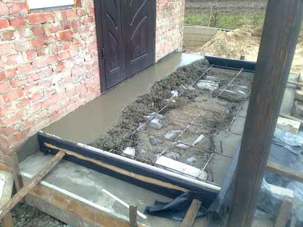 Уложить арматуру на первый слой бетона и залить раствором